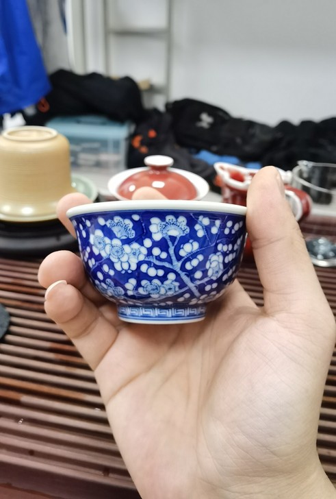 墨舍柴窑青花冰梅压手杯主人杯