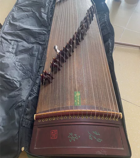 全套古筝,弦断啦,介意慎拍。所有配件全送。...
