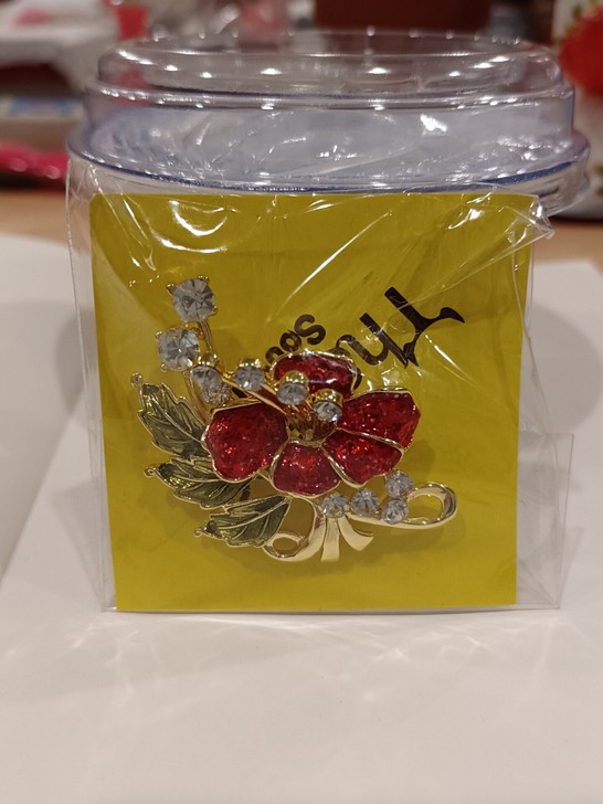 红花胸针,这款异域风情更好,配上素色的衣服...