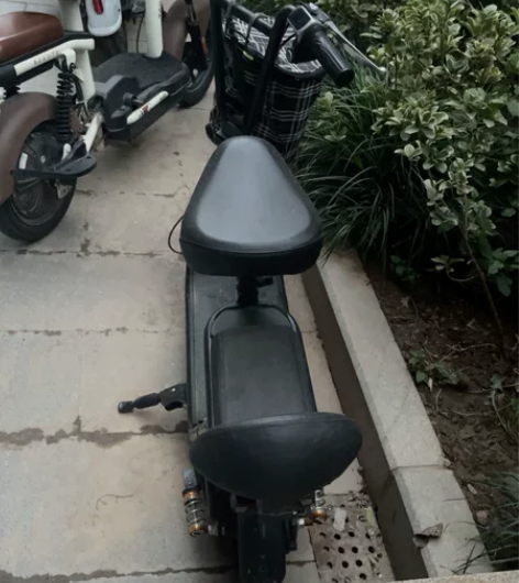 出售图片上小的纯黑色电动车 续航实测28公...