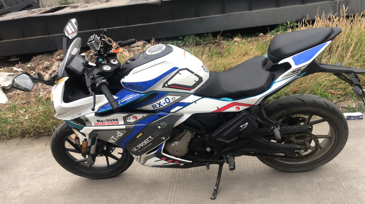 出一辆女士一手车。不到2000公里