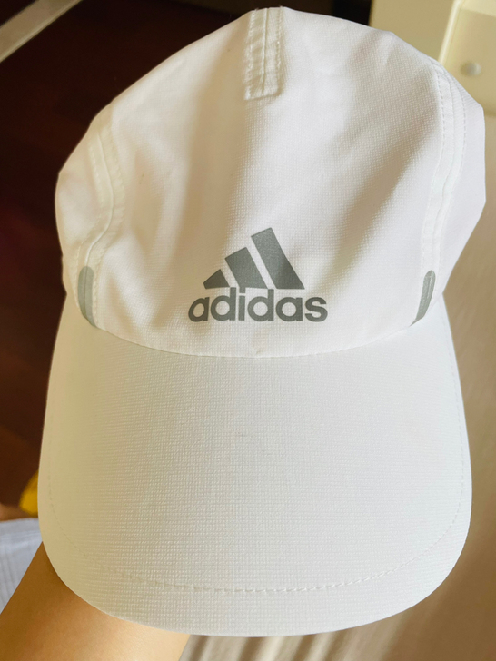 Adidas白色运动帽，正品只戴过一次闲置。