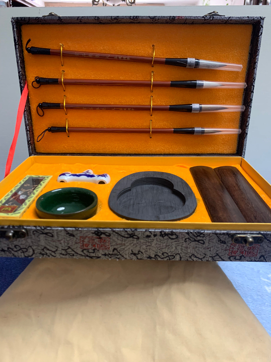 一支毛笔用过一次，其他都是新的没有用过