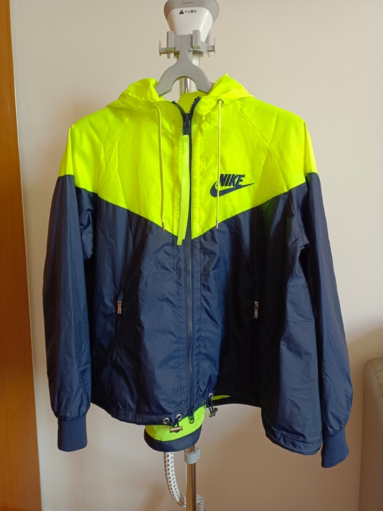 Nike耐克风衣M码九五新，斗篷款，非常酷...