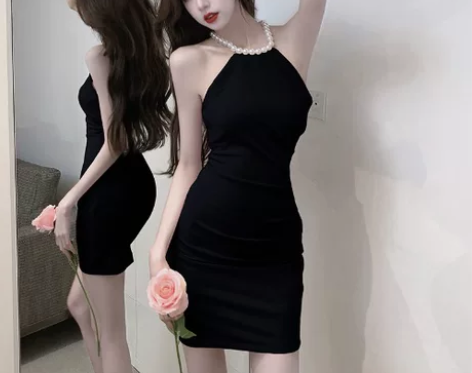 气质珍珠挂脖连衣裙女夏季性感露肩皱褶包臀裙...