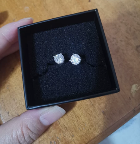 全新,经典四爪莫泊桑钻石耳钉50元,心形坠...
