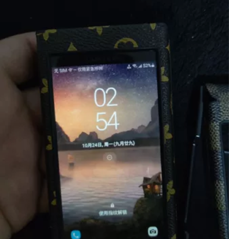 三星W2019 128g 后盖跟屏幕有划痕...