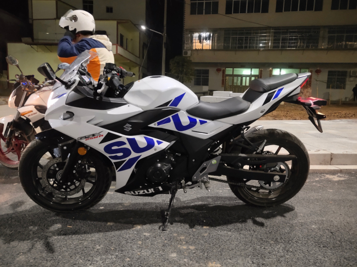 出一台2021年6月份八百公里的铃木GSX...