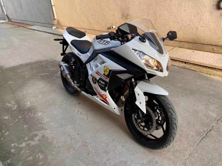 川崎小忍者双缸350跑车摩托车。
