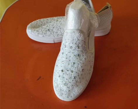 39码白色网纱亮钻软底鞋,上脚舒服 感兴趣...