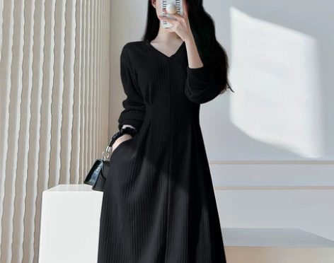赫本风V领长袖黑色连衣裙女2022秋装收