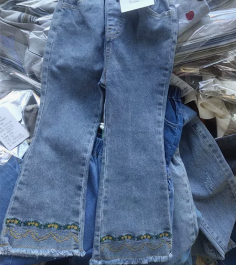 全新 女童喇叭裤牛仔裤，110码，60CM...
