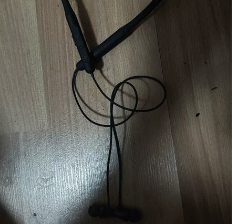 爱奇艺联名无线颈挂耳机。买来只用过一次。音...