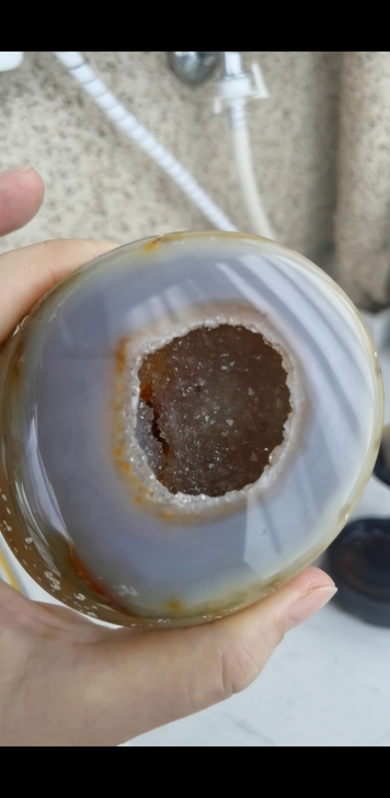 天然玛瑙聚宝盆带根雕底座,盆里洞中洞无修无...