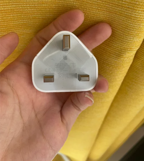 全新未拆膜苹果充电头港版 感兴趣的话点“我...