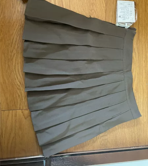 闲置全新百褶裙,吊牌都还在,20一条不包,...