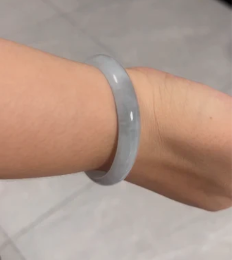 翡翠A货，圈口55.5的贵妃镯，水头好，底...