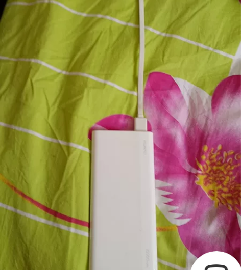 正品华为充电宝，全新没用过，有点挂土擦擦就...