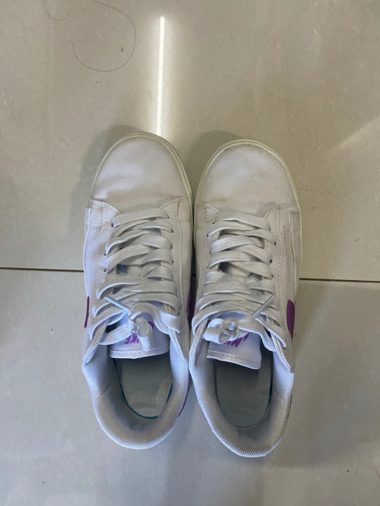 耐克女板鞋 没穿几次 放的有点脏 刷了就好...