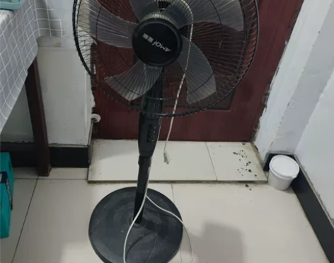 一个电风扇 用了一个夏天 共三挡 一个...
