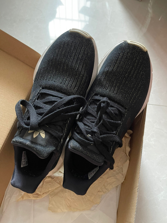 阿迪达斯运动鞋,女款,38码,针织弹力面料...