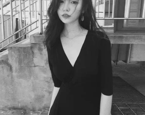 赫本风连衣裙女2022夏季新款性感气质V领...