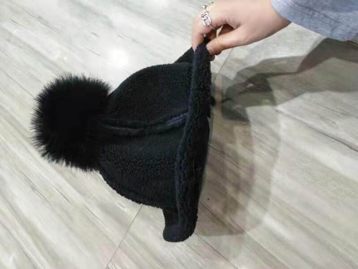 黑色皮毛一体帽子
