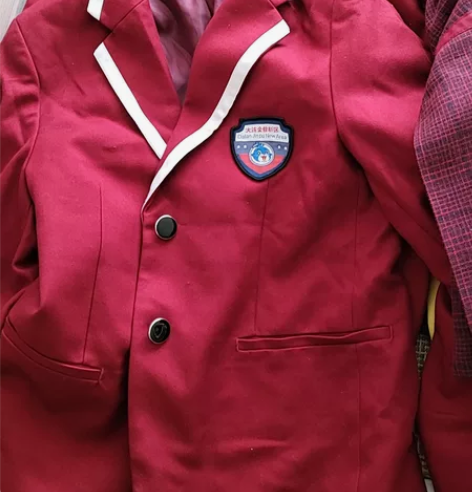 金普校服2套，120，145，9成新，有需...