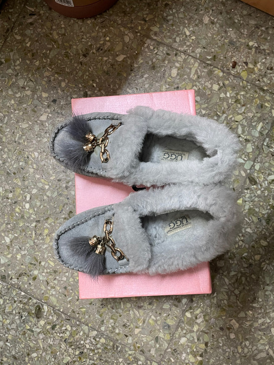 豆豆鞋 36码。UGG 这个货真价实从澳洲...