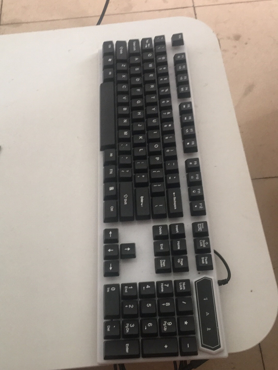 电脑键盘一个,没用过几次,30多买的