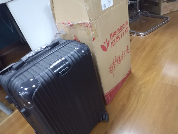 拉杆箱,全新的。因为快递费太贵,仅限上海自...