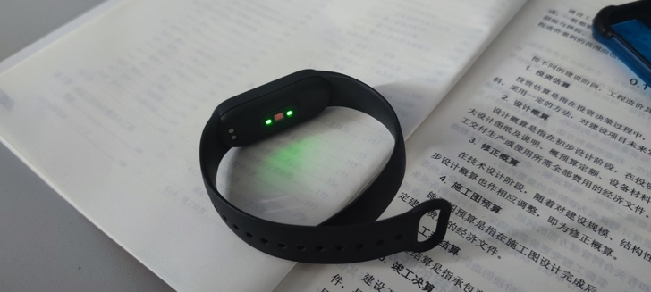 小米手环5 普通版 充电器啥的在就是没...