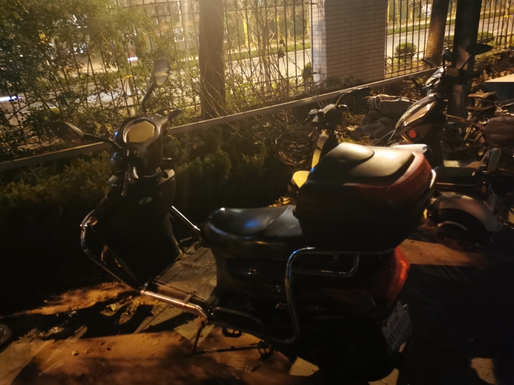 台铃电动车邻野四代大电瓶可以挂牌：后备箱充...