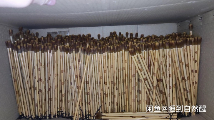 老家里翻出来几箱狼毫小楷毛笔，大概有几千支...