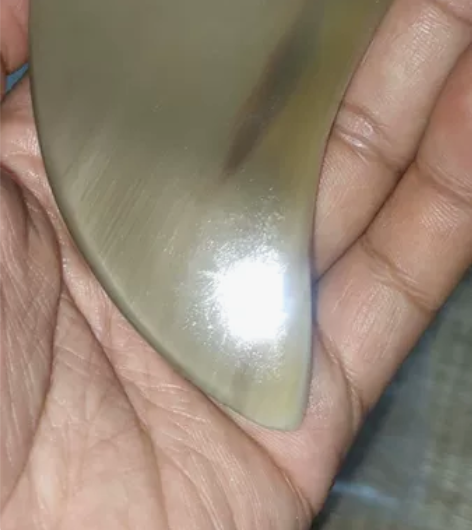 0.9厚白牦牛角三角板带水墨纹一点点品相还...