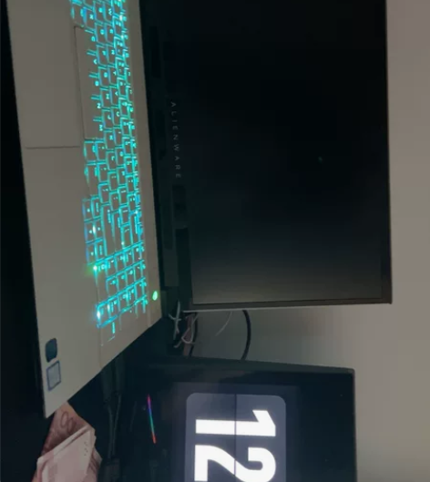 外星人17r2 95新。还在保修 箱说齐全...