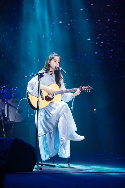 欧阳娜娜同款浅蓝色连衣裙2021春秋新款宽...