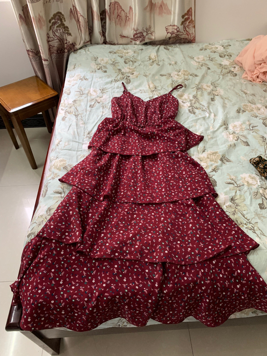 吊带碎花长裙。