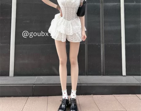 复古方领缕空荷叶边收腰裙子女2022年夏季...