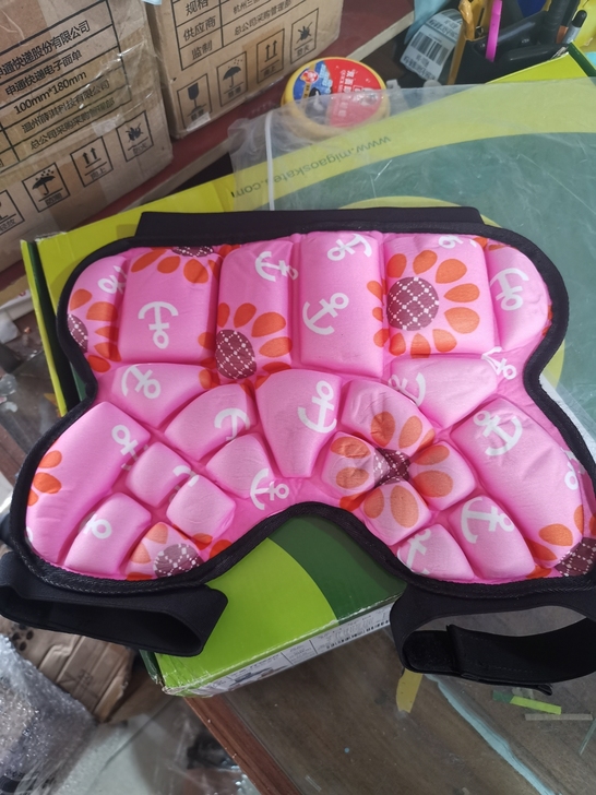 迪士尼正品儿童护臀，运输过程中遭到挤压，9...