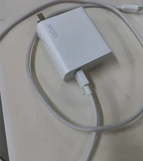 黑鲨120W原装充电器。 感兴趣的话点“我...