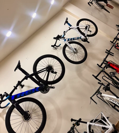 组装公路车山地车 diy 工作室一角 维修...