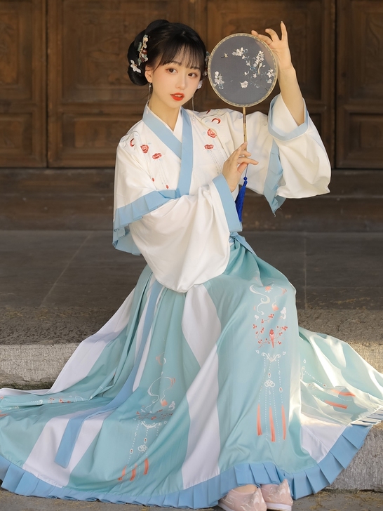 倚梦阁的春知意,穿过几次,但是爱护的很好,...