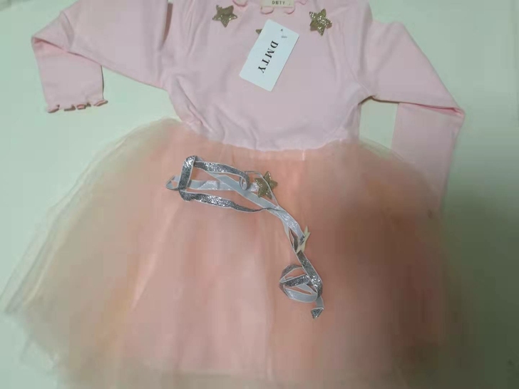 闺女出生后，买了很多衣服，这件春秋款的小纱...