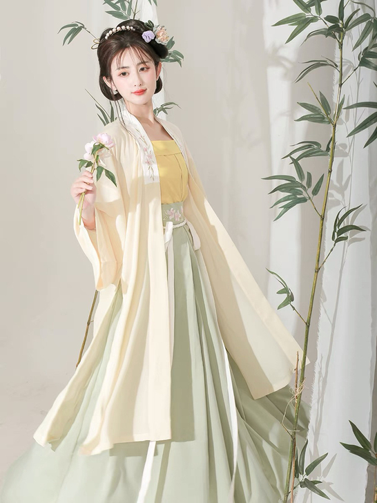 出出出!只出!汉服大礼包。不太有机会穿到,...