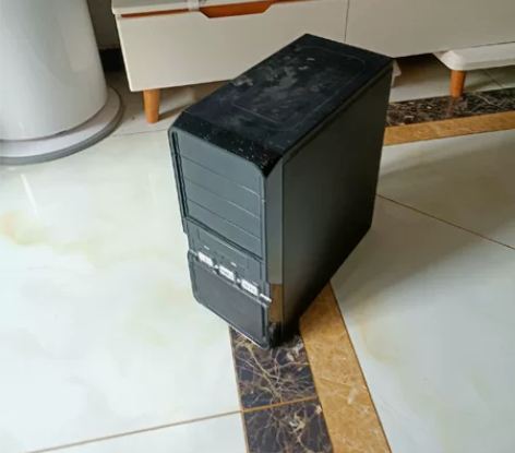 机箱一个，10块钱给包烟钱不包邮，仅自提衡...