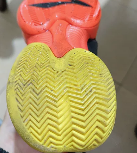 李宁,空袭篮球鞋,买来穿过两三次,一直闲置...