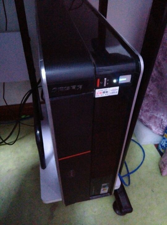 清华同方台式电脑。