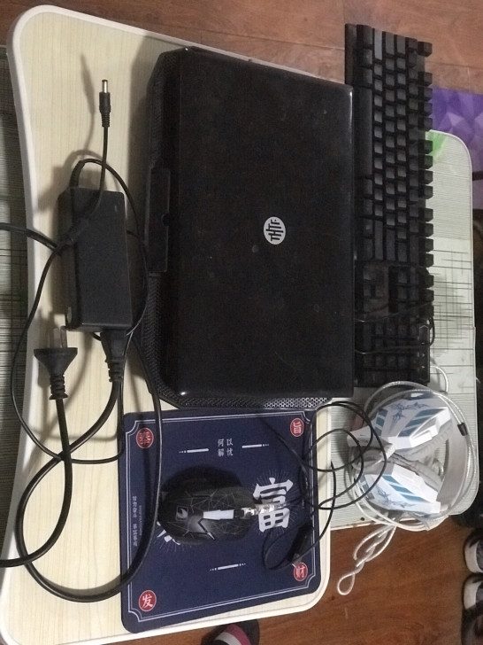 出一套配置耳机键盘鼠标电脑桌。二手笔记本,...