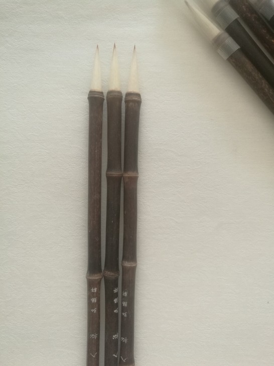 弘扬轩毛笔,风入松,狼羊兼毫,弹性适中。实...